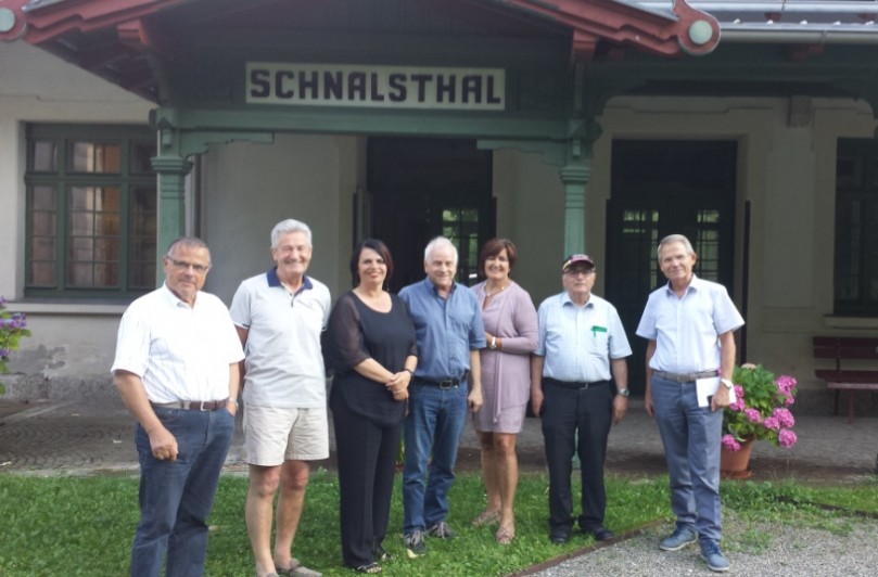 Im Bild vor dem Vereinslokal am Bahnhof "Schnalsthal": v.l.: Johann Passler, Oswald Schiefer, Astrid Pichler, Paul Stopper, Rosalinde Gunsch-Koch, Walter Weiss und Siegfried Tutzer.
